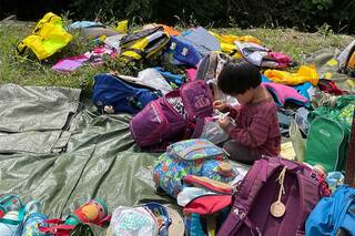 なかなか着替えが進まない子がいても、先生は手伝わない。子どもも助けを求めず、自分なりに試行錯誤しながら、時間をかけて着替える