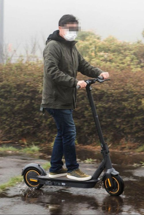 電動キックスクーターで 移動手段 どう変わるか 公道が走れる14万円台 Lom 実際に乗ってみた 東洋経済オンライン セグウェイ ナインボット の Kickscooter ｄメニューニュース Nttドコモ