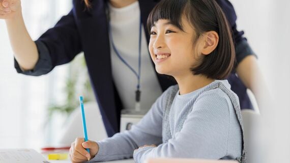 学習をする小学生のイメージ