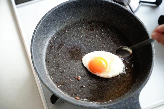 卵の白身部分に脂をかけながら焼く