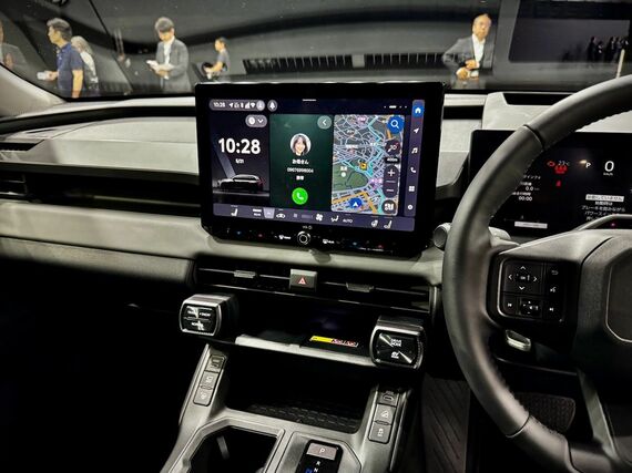 発表会で見た新型「RAV4」は12.9インチモニター搭載でアリーンをベースに開発された音声対話サービスが使える（筆者撮影）