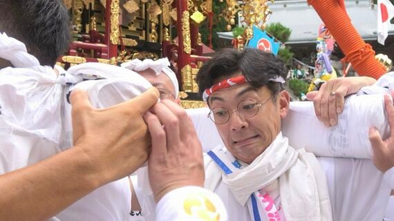 祭りで神輿をかつぐ木村さん