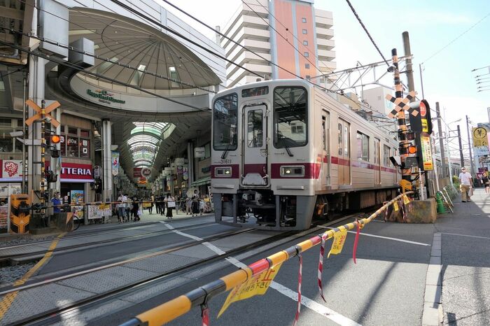 商店街と踏切