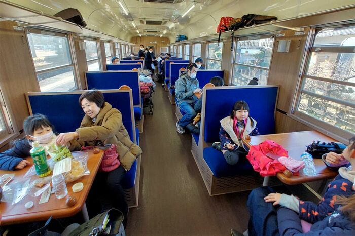 2号車は大きなテーブルがある