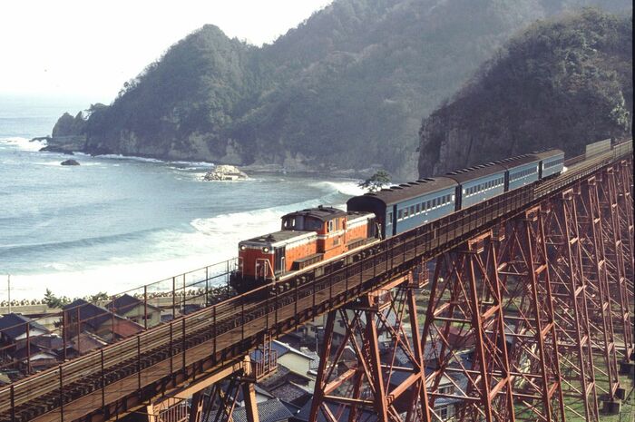 餘部鉄橋を行くDD51牽引の普通列車