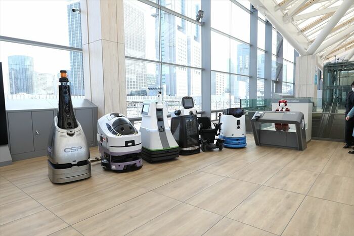 駅構内で活躍するロボットたち