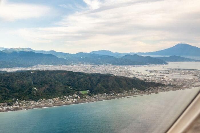 日本平と清水港越しに富士山を望む