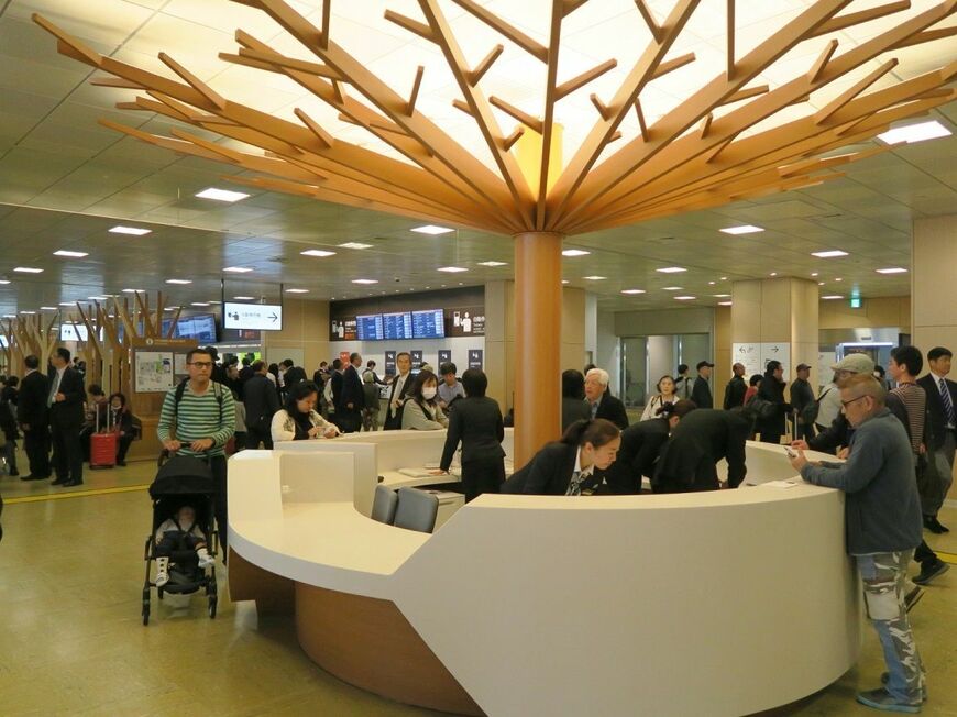 初日から大勢の利用者で賑わったバスタ新宿