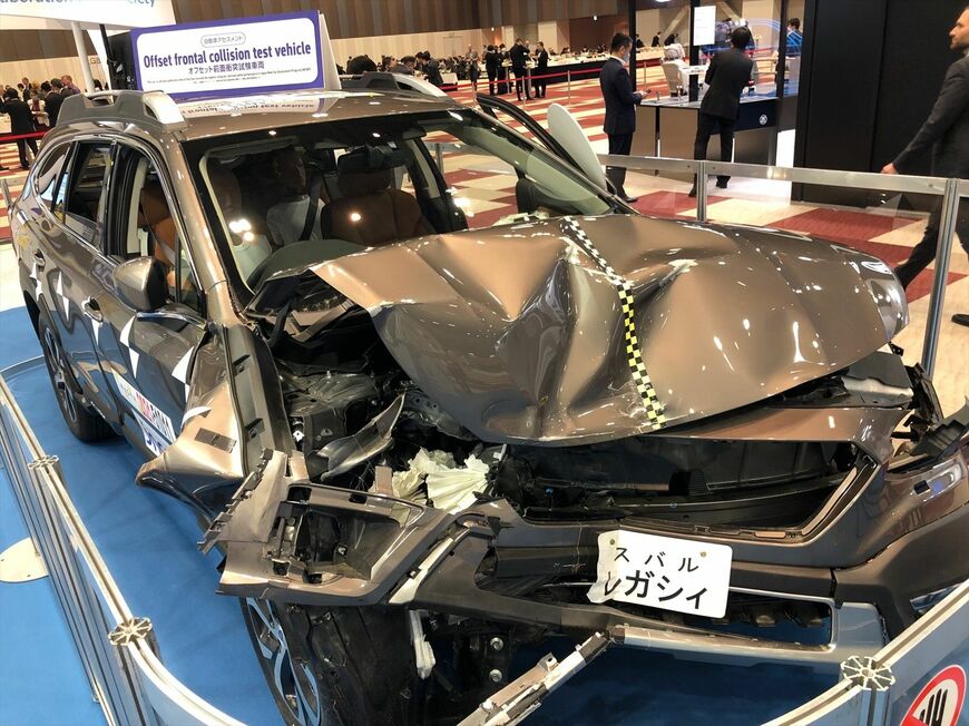 自動車アセスメント用試験後のスバル「アウトバック」