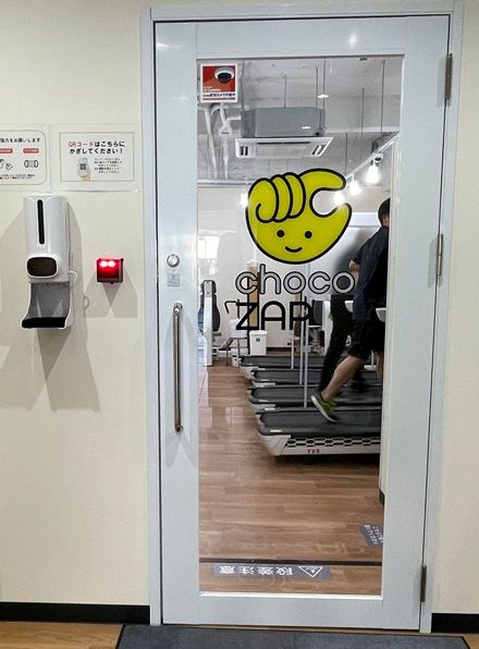 セキュリティ性確保のためにQRコードによる入退室管理を行うほか、AIカメラを死角ができないように設置（編集部撮影）