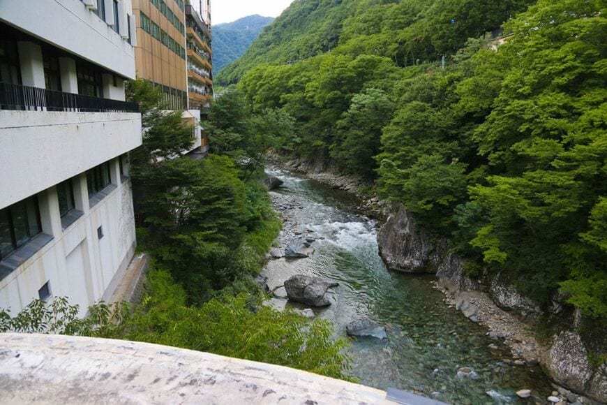 かつて大浴場があった「第二別館」の屋上から見下ろした利根川。旧一葉亭は、この渓流ぎりぎりに建っている
