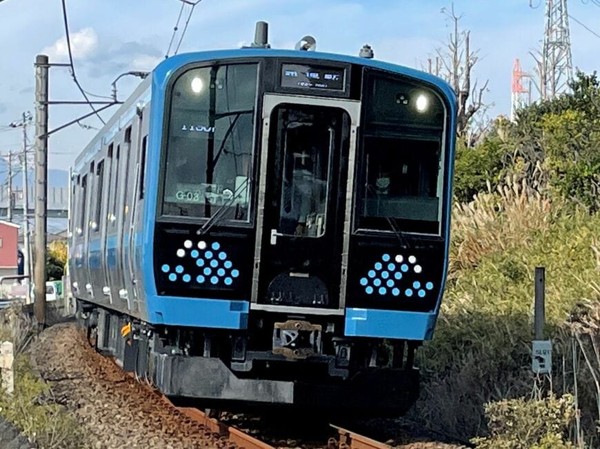 2021年11月に運行開始した相模線の新型車両E131系（筆者撮影）
