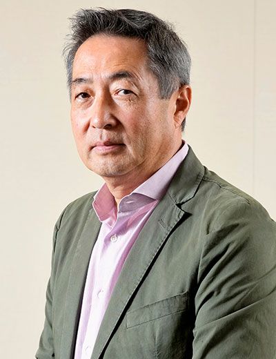 山脇秀樹（やまわき・ひでき）慶應義塾大学経済学部卒業、同大学大学院経済学修士課程修了。 1982年にハーバード大学経済学博士号取得（Ph.D.）。 82年より旧西ドイツ国立ベルリン社会科学研究所上級研究員、90年よりベルギーのルーヴァン大学経済学部教授。95年より米カリフォルニア大学ロサンゼルス校（UCLA）アンダーソン・マネジメントスクール客員教授を併任し、2000年よりカリフォルニア州クレアモントにあるピーター・F・ドラッカー経営大学院教授。06年度より同校副学長、09～12年度に学長を務める