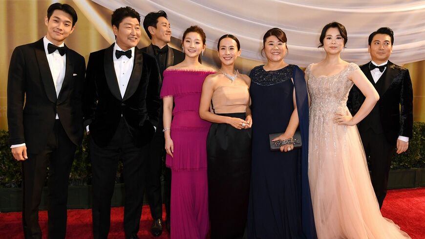 2月9日（現地時間）、アメリカ・ロサンゼルスで開催された第92回アカデミー賞授賞式に出席した『パラサイト』のキャスト（写真：AFP＝時事）