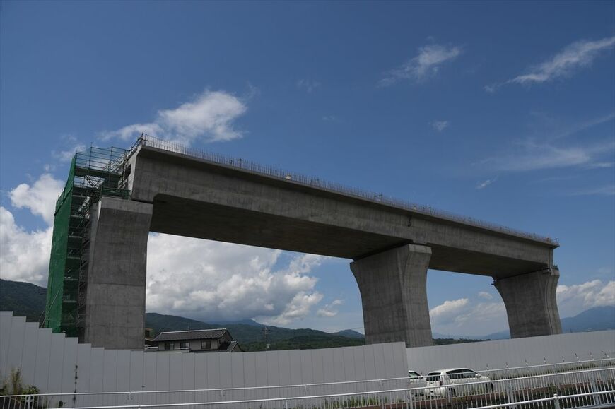 横から見た高架橋。全長76m（記者撮影）