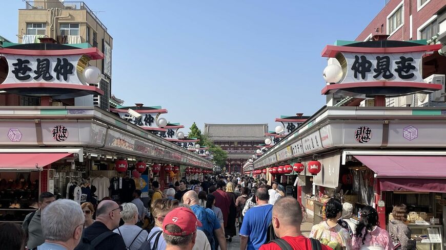 コロナ前の人出に戻りつつあるGW直前の東京・浅草。3～4割は外国人観光客の印象だった（筆者撮影）