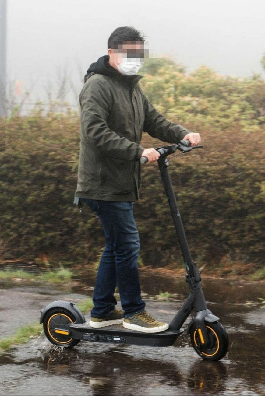 セグウェイ・ナインボットの「Kickscooter MAX」（税込14万3000円）は濡れた路面でも安定した走りで、EVのような回生ブレーキも採用し、運動エネルギーをリサイクル。公称航続可能距離は約65kmだ。現時点では公道走行不可だが、今後の道交法改正で状況が変わるかもしれない（筆者撮影）