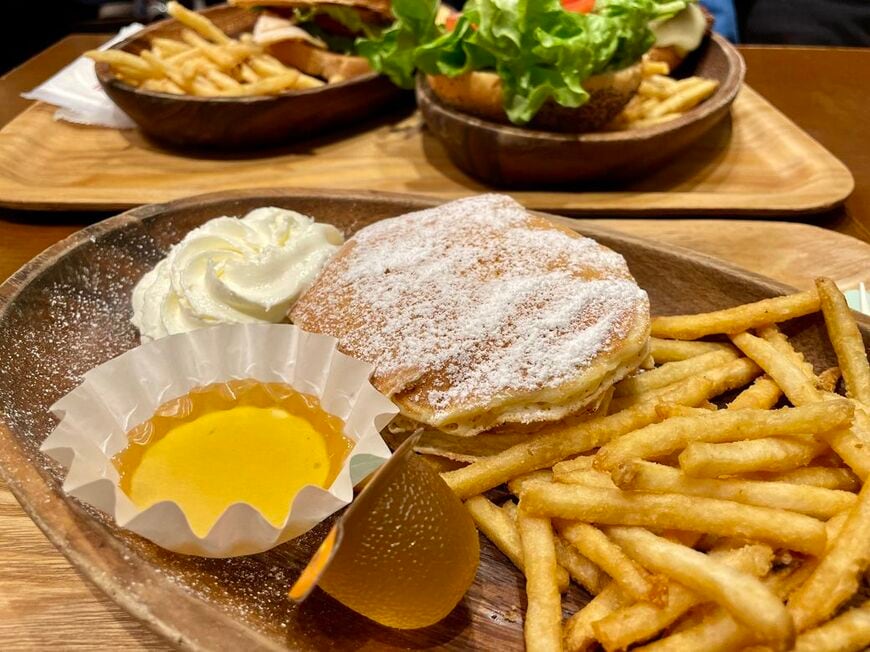 手前は「キッズセット（A）ミニパンケーキ」500円（税込）（写真：筆者撮影）