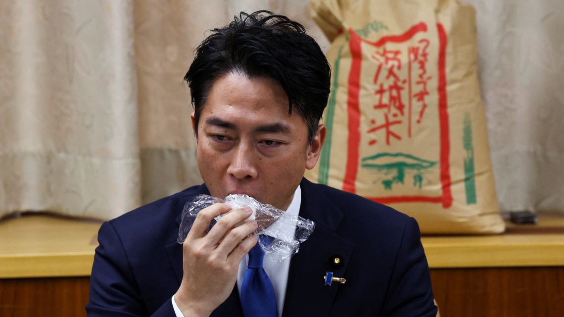 備蓄米を試食する小泉農林水産大臣