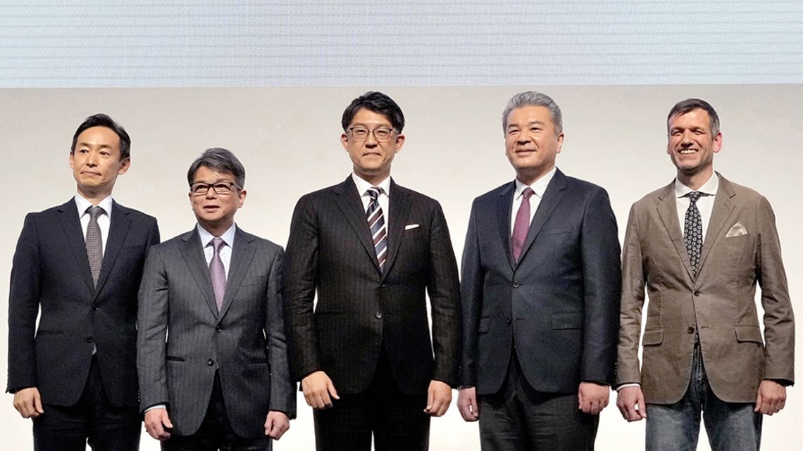 トヨタの役員5人。中央に佐藤恒治新社長