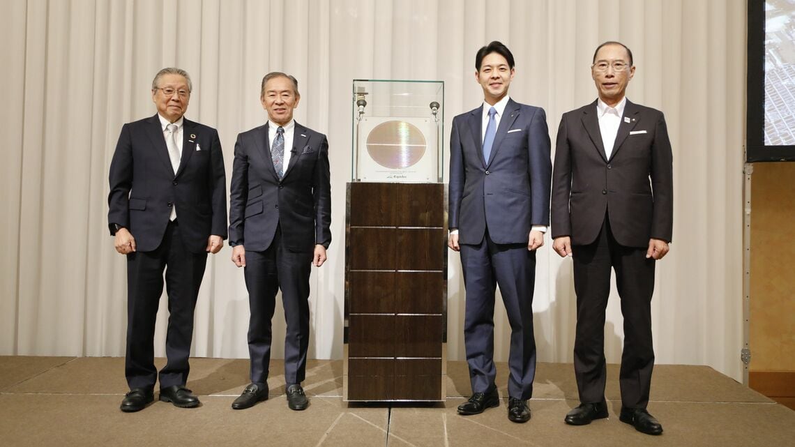 ラピダスの東哲郎会長、小池淳義社長、鈴木直道・北海道知事、横田隆一・千歳市長