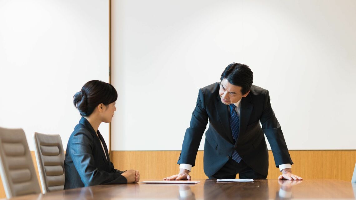 専門家の判断と自分の判断が食い違ったらどちらを信じる? (写真: takeuchi masato/PIXTA)