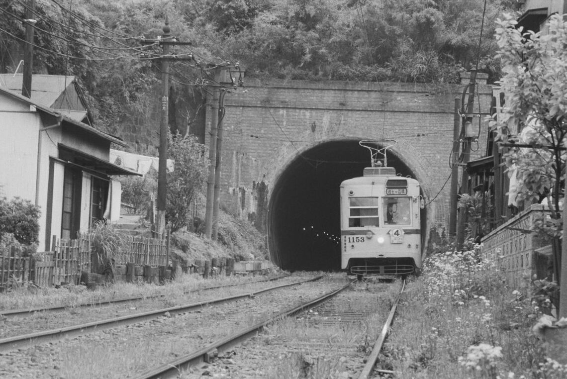 麦田トンネルを走行する市電＝1970年5月16日（写真提供：横浜市史資料室）