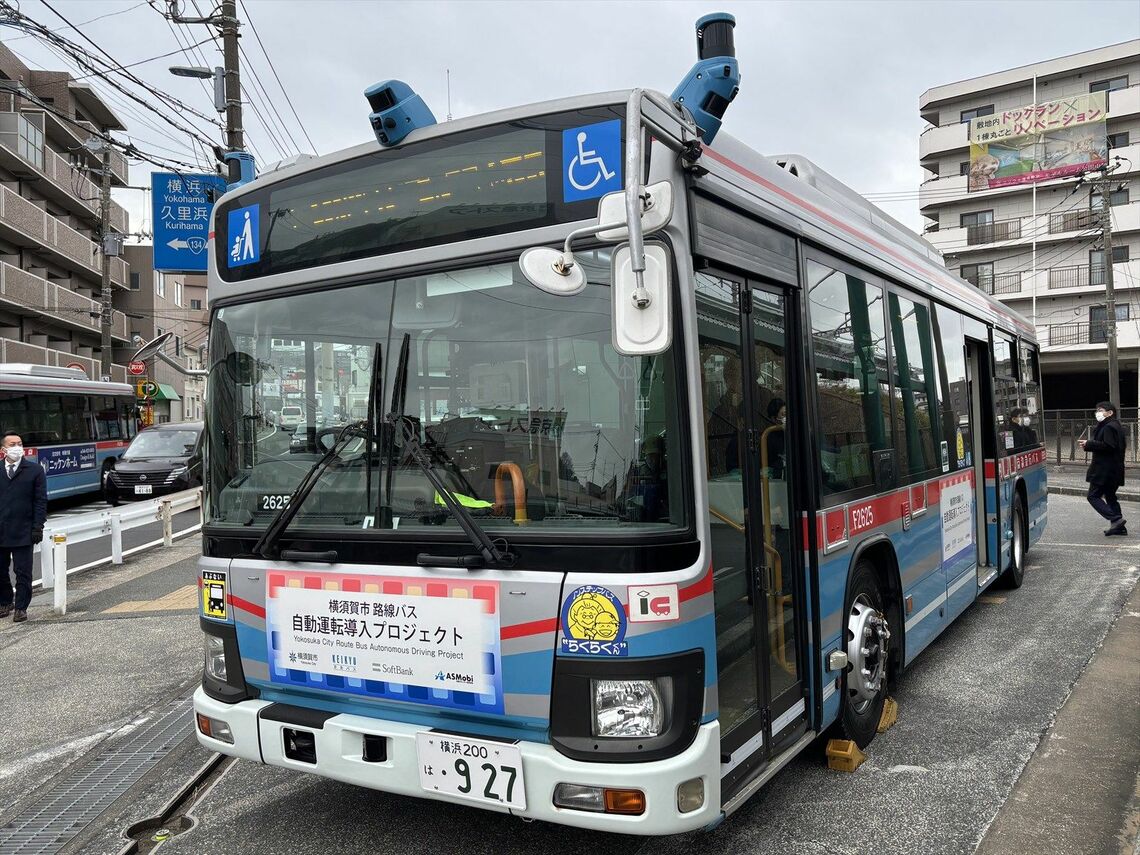 ルーフに各種センサーが取り付けられたいすゞ「エルガ」の自動車車両（筆者撮影）