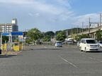 瀬戸大橋線の西側に広がる駐車場
