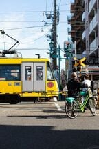 世田谷線には38の踏切がある。住宅地に