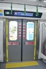 ドア自体はインドネシア製だが、ドアエンジンは日本のナブテスコが納入した（筆者撮影）