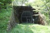 相津―遠江横山間：谷山トンネルの遠江横山寄り坑口。実際に工事が行われたのはここまでで、この先に設けられるはずだった3本目の天竜川橋梁は未着手だった（筆者撮影）