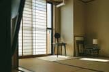 以前は畳が見えないくらいに家具やラグ、スピーカーに姿見といろいろな物を置かれていた和室は、椅子が一脚、古い小さなお膳、絵画が２枚。隅っこにはカメラの防湿庫を置いている。夜はこの空っぽになった和室でお風呂上がりに足のマッサージをするのがお気に入りの時間（撮影：メグミ）