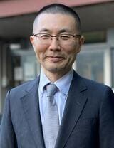 本田 秀夫（ほんだ・ひでお）信州大学医学部子どものこころの発達医学教室教授、信州大学医学部附属病院子どものこころ診療部部長1988年東京大学医学部卒。医学博士。専門は発達精神医学。91年から横浜市総合リハビリテーションセンターで約20年にわたって発達障害の人たちと家族の支援に従事。2009年4月から10年8月まで横浜市西部地域療育センター長を兼務。11年4月、山梨県立こころの発達総合支援センター開設に伴い、同所長に就任。14年4月より信州大学医学部附属病院子どものこころ診療部部長、18年4月より現職。日本自閉症スペクトラム学会会長。日本児童青年精神医学会理事。日本精神科診断学会理事。日本発達障害学会評議員。日本自閉症協会理事。特定非営利活動法人ネスト・ジャパン代表理事。『学校の中の発達障害』（SBクリエイティブ）など、著書多数（写真：本人提供）