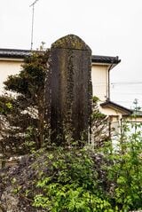 初代根津嘉一郎の揮毫による楡木駅の開設記念碑。東武の駅にはこうした碑が多く設置されている（撮影：鼠入昌史）