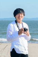 武川健太 Mukawa Kenta 鉄道写真家・フォトエデュケーター 1993.06.21 宮城県登米市出身。石巻市在住。 中学時代に不登校と引きこもりを経験し、 カメラが再び外の世界に出るきっかけに。 現在はフリーランスの鉄道写真家として 鉄道会社の広告撮影、写真展開催、イベント出演 などを行う。2024年「第10回写真出版賞」大賞受賞（写真提供：武川健太）