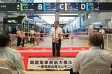 駅前大橋ルートの一番電車出発セレモニーで挨拶をする広島電鉄の仮井康裕代表取締役社長（撮影：伊原薫）
