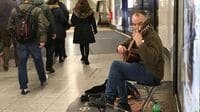 ロンドン地下鉄｢駅ナカライブ｣には掟がある 誰が自由に｢腕自慢｣をできるわけではない