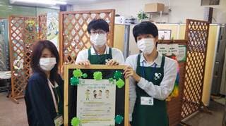 八王子拓真高校で校内カフェ「クローバーカフェ」を運営するYSW（写真：東京都教育庁生涯学習課提供）