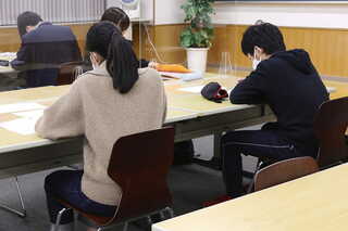 早稲田塾のある授業の様子。黒板に向かわず、生徒同士が向き合う席は新鮮だ