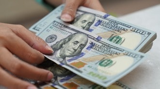 ｢有事のドル買い｣と｢ドル離れ｣､両立する矛盾