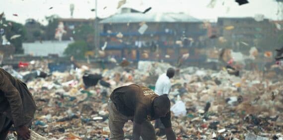 衣服ごみが一面に埋まるケニアの光景