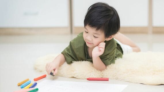 絵を描く子ども