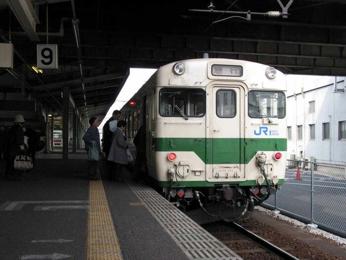 JR化後に塗装変更されたキハ58系の急行「みよし」