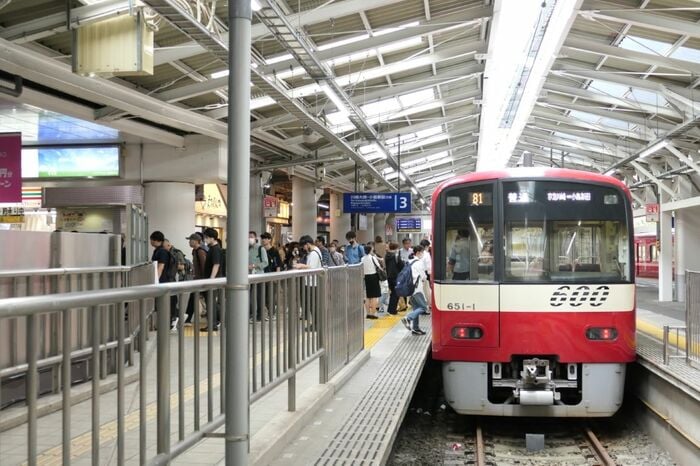 大師線のホームは電車が到着するとたくさんの