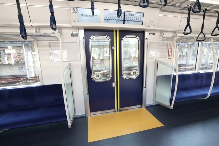 乗降がスムーズになるようドア周りのスペースを広げた