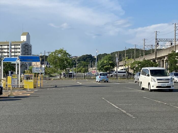 瀬戸大橋線の西側に広がる駐車場