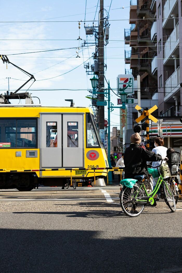 世田谷線には38の踏切がある。住宅地に