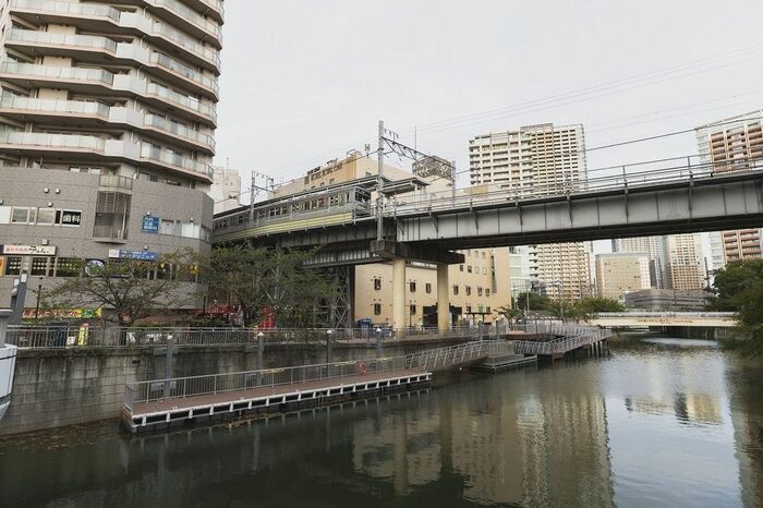 五反田駅を出てすぐに目黒川。川沿いは