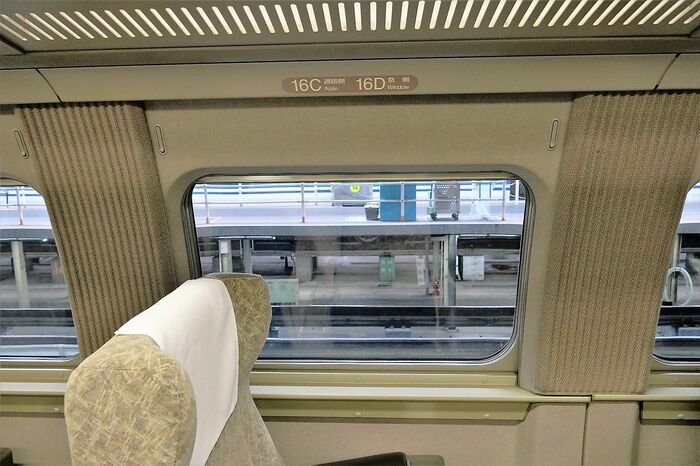 6号車の窓。「飾りカーテン」の色も